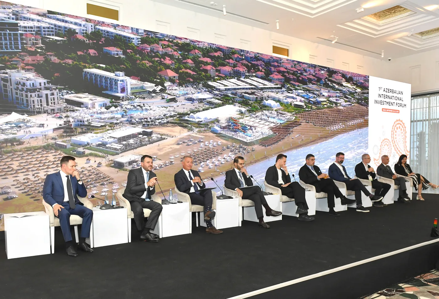 Панель «Sea Breeze и недвижимость» на форуме AIIF-2025: на экране — курорт с воздуха