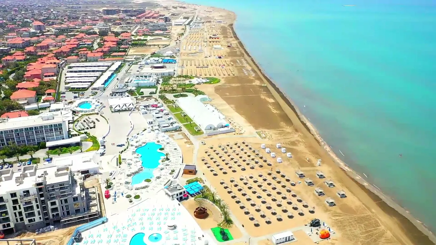 Пляж Sea Breeze вдоль Каспия — курорт, куда придёт Rixos